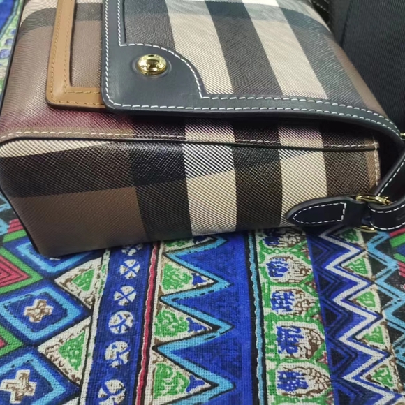 BURBERRY Note Check Bag - Picture 6 of 9